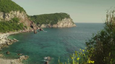Dağlar ve deniz. Kıyı manzarası. Karadağ. Gün