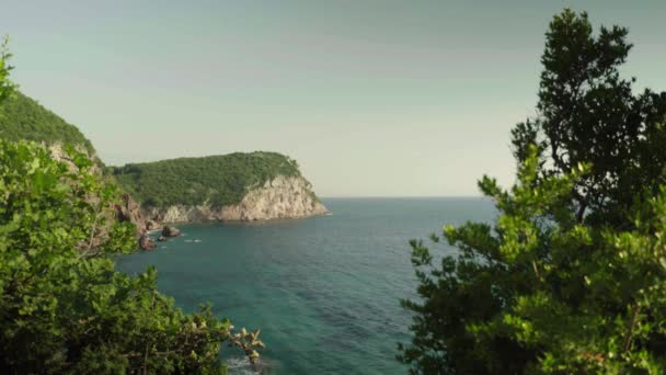Montanhas e mar. Paisagem costeira. Montenegro. Dia — Vídeo de Stock
