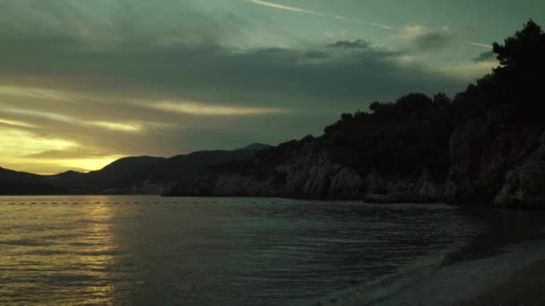 Marina à noite ao pôr-do-sol. Montanhas e mar. Montenegro — Vídeo de Stock