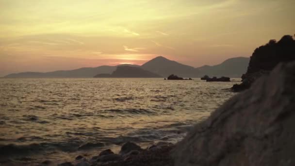 Meereslandschaft am Abend bei Sonnenuntergang. Berge und Meer. Montenegro — Stockvideo