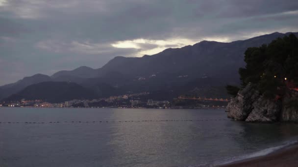 Seascape på kvällen vid solnedgången. Berg och hav. Montenegro — Stockvideo