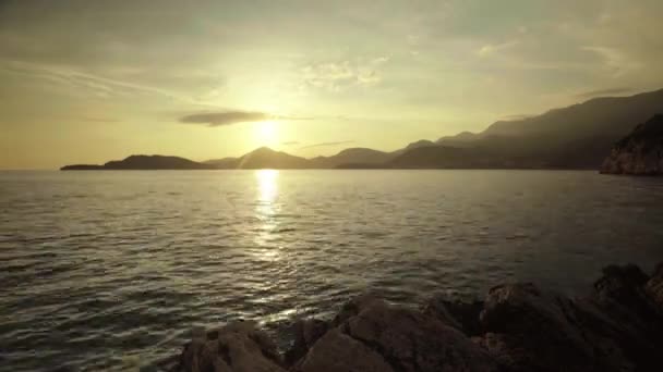 Akşamları deniz manzarası. Dağlar ve deniz. Karadağ. Sveti Stefan. Zaman aşımı — Stok video