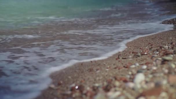 Primo piano di una spiaggia pietrosa. Montenegro, Sveti Stefan . — Video Stock