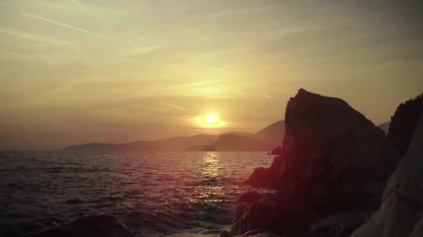 Meereslandschaft am Abend bei Sonnenuntergang. Berge und Meer. Montenegro — Stockvideo