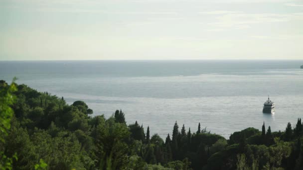 Bateau dans la mer. Sveti Stefan. Monténégro 