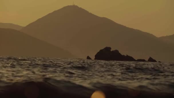 Este, naplementekor. Hegyek és a tenger. Montenegró — Stock videók