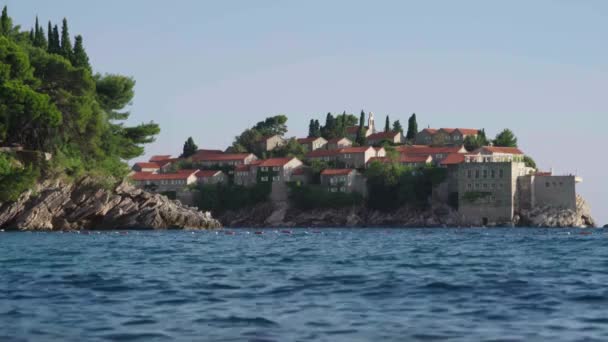 Το Σβέτι Στεφάν είναι μια τουριστική πόλη δίπλα στη θάλασσα. Μαυροβούνιο. Ημέρα — Αρχείο Βίντεο