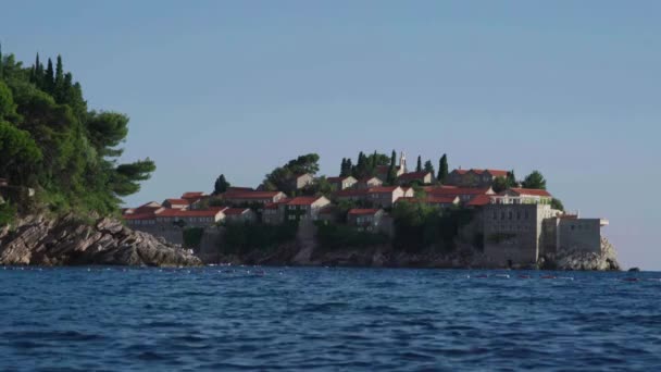 Το Σβέτι Στεφάν είναι μια τουριστική πόλη δίπλα στη θάλασσα. Μαυροβούνιο. Ημέρα — Αρχείο Βίντεο
