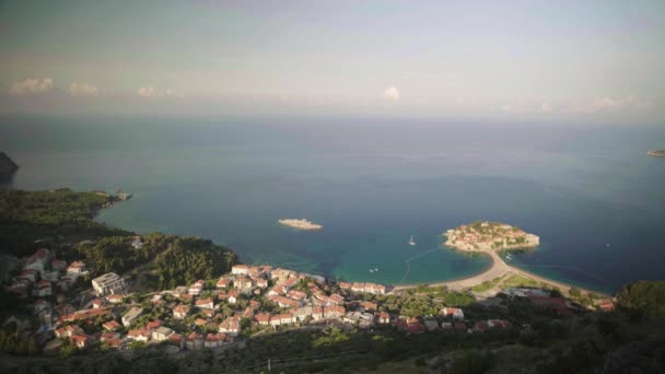 Sveti Stefan deniz kenarında bir turistik kasabadır. Karadağ. Gün — Stok video