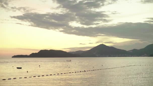 Marina à noite ao pôr-do-sol. Montanhas e mar. Montenegro — Vídeo de Stock