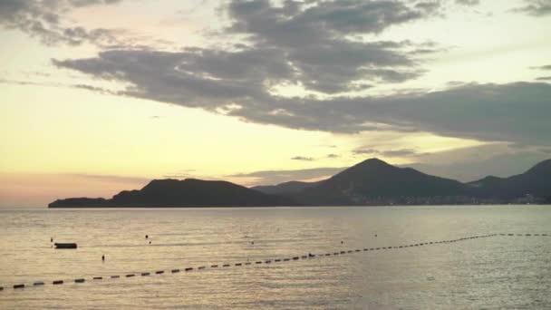 Paisaje marino por la noche al atardecer. Montañas y el mar. Montenegro — Vídeos de Stock