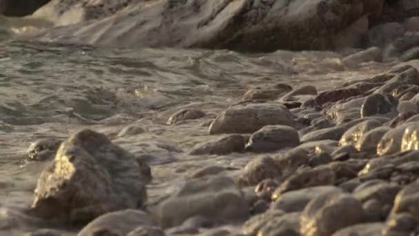 石造りの海岸のクローズアップ。モンテネグロ、スヴェティ・シュテファン. — ストック動画