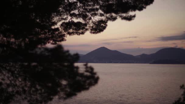 Zeegezicht in de avond bij zonsondergang. Bergen en de zee. Montenegro — Stockvideo