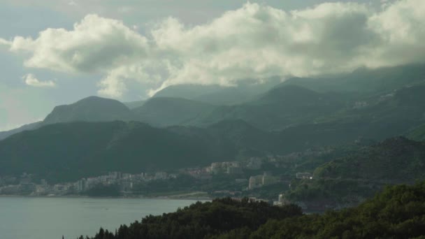 Dağlar ve deniz. Kıyı manzarası. Karadağ. Gün — Stok video