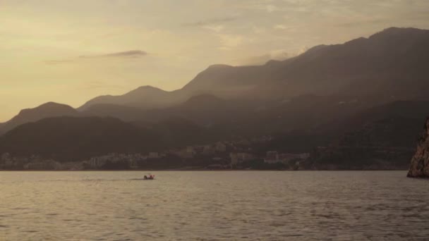 Akşamları deniz manzarası. Dağlar ve deniz. Karadağ — Stok video