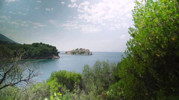 Sveti Stefan est une ville touristique en bord de mer. Monténégro. Jour — Video