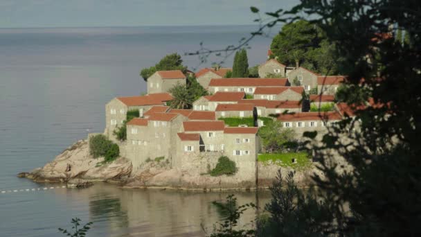 Sveti Stefan turistaváros a tenger mellett. Montenegró. Nap — Stock videók