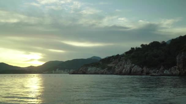Bergen en de zee. Kustlandschap. Montenegro. Dag — Stockvideo