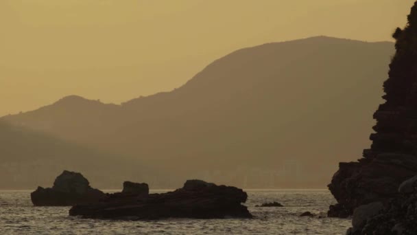 Zeegezicht in de avond bij zonsondergang. Bergen en de zee. Montenegro — Stockvideo