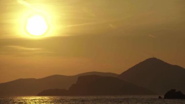 Akşamları deniz manzarası. Dağlar ve deniz. Karadağ