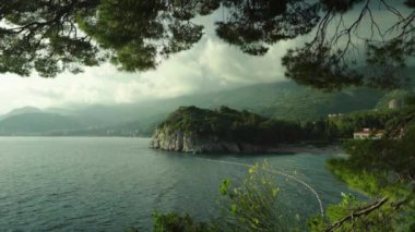 Dağlar ve deniz. Kıyı manzarası. Karadağ. Gün
