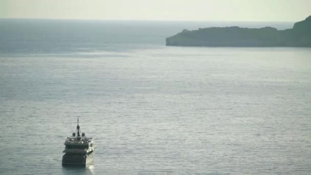 Barco en el mar. Sveti Stefan. Montenegro — Vídeo de stock