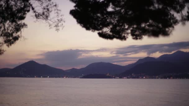 Paisaje marino por la noche al atardecer. Montañas y el mar. Montenegro — Vídeo de stock