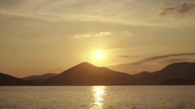 Akşamları deniz manzarası. Dağlar ve deniz. Karadağ