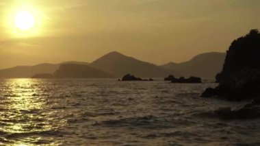 Akşamları deniz manzarası. Dağlar ve deniz. Karadağ