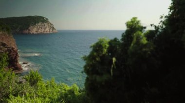Dağlar ve deniz. Kıyı manzarası. Karadağ. Gün
