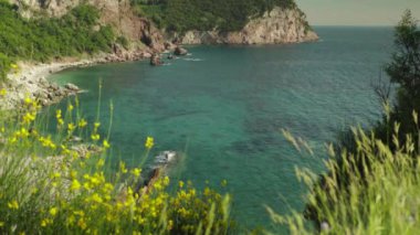 Dağlar ve deniz. Kıyı manzarası. Karadağ. Gün