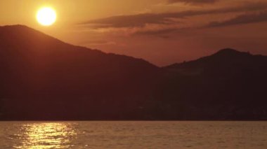 Akşamları deniz manzarası. Dağlar ve deniz. Karadağ