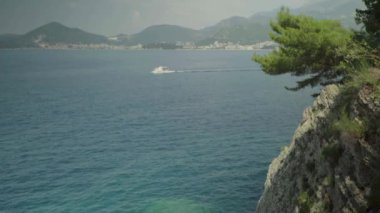 Dağlar ve deniz. Kıyı manzarası. Karadağ. Gün