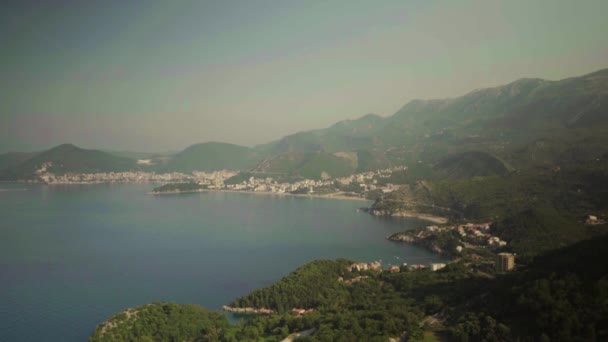 Hory a moře. Pobřežní krajina. Černá Hora. Den — Stock video