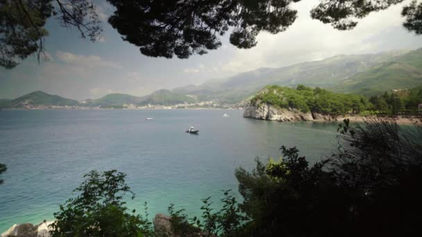 Montañas y el mar. Paisaje costero. Montenegro. Día. — Vídeo de stock