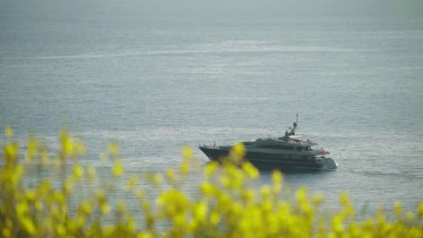 Barco en el mar. Sveti Stefan. Montenegro — Vídeos de Stock