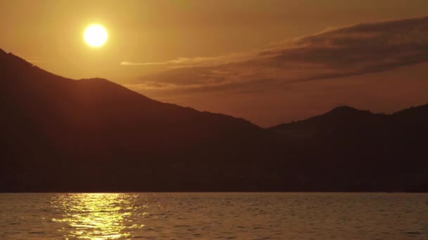 Przylądek morski wieczorem o zachodzie słońca. Góry i morze. Czarnogóra — Wideo stockowe