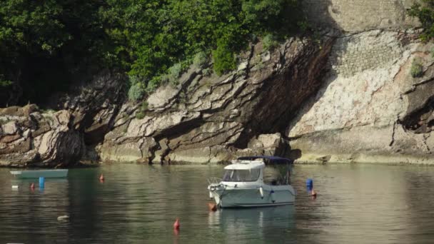 Boot im Meer. sveti stefan. Montenegro — Stockvideo