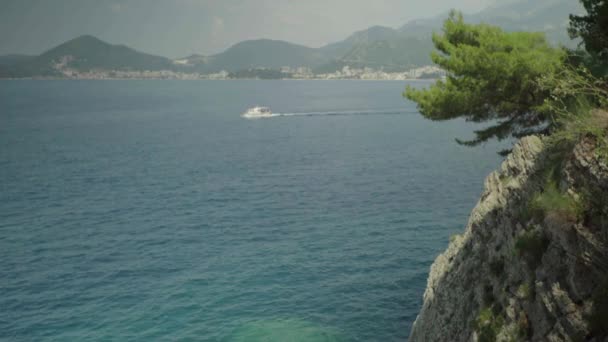 Munţii şi marea. Peisaj de coastă. Muntenegru. Ziua — Videoclip de stoc