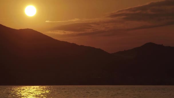 Zeegezicht in de avond bij zonsondergang. Bergen en de zee. Montenegro — Stockvideo