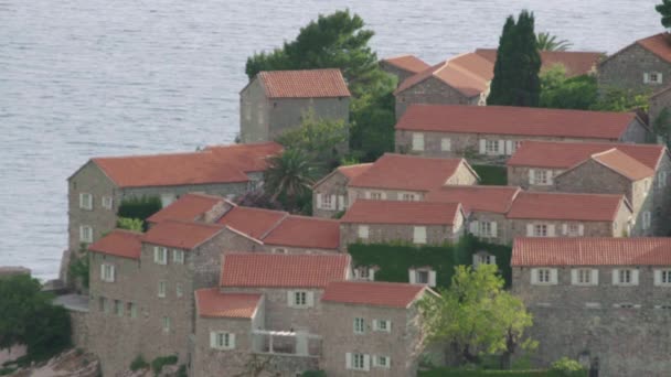 Hus med röda kaklade tak. Arkitektur Sveti Stefan. Montenegro. — Stockvideo