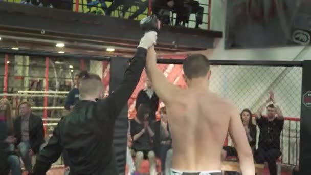 L'arbitro alza la mano dei vincitori nell'ottagono delle MMA. Kiev. Ucraina — Video Stock