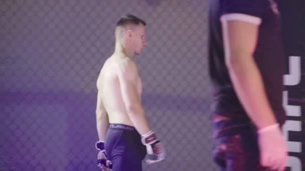 Un luchador masculino en el octágono de la MMA. Kiev. Ucrania — Vídeos de Stock