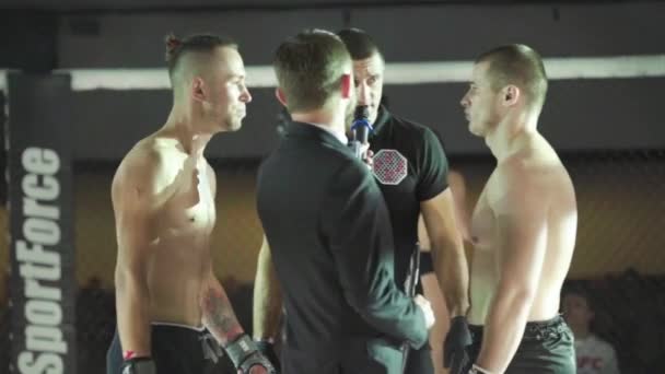 Un combattant masculin dans l'octogone MMA. Au ralenti. Kiev. Ukraine — Video