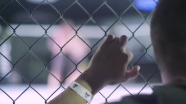 İzleyici maçı Mma sekizgeninde izliyor. Kyiv. Ukrayna