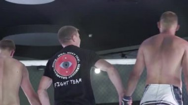 Hakem Mma sekizgeninde kazananın elini kaldırıyor. Kyiv. Ukrayna