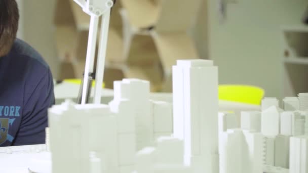 Il processo di creazione di un modello in miniatura della città — Video Stock