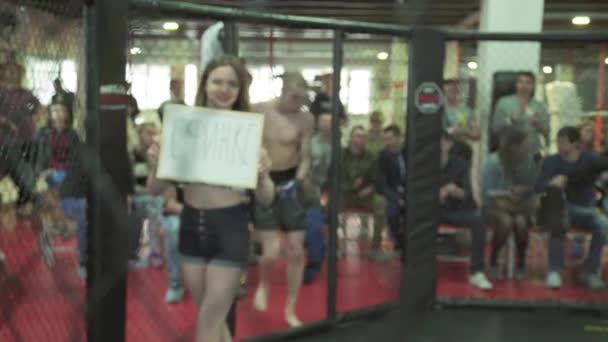 Un combattant masculin dans l'octogone MMA. Kiev. Ukraine — Video