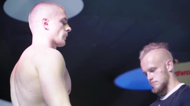 Ein männlicher Kämpfer im mma-Oktagon. Zeitlupe. kyiv. Ukraine — Stockvideo