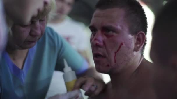 Un combattant masculin dans l'octogone MMA. Kiev. Ukraine — Video